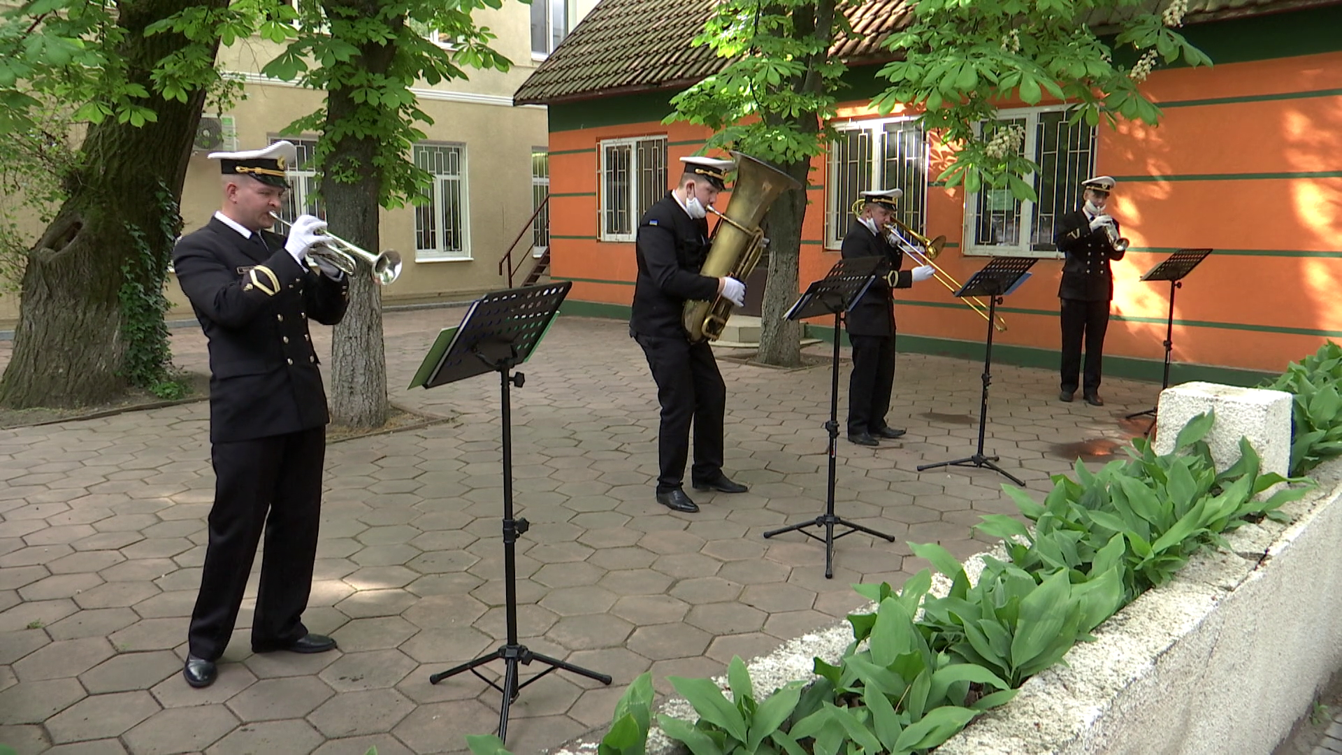 В Одесі військовий оркестр зіграв для робітників клінічного медцентру, де лікують хворих на COVID-19
