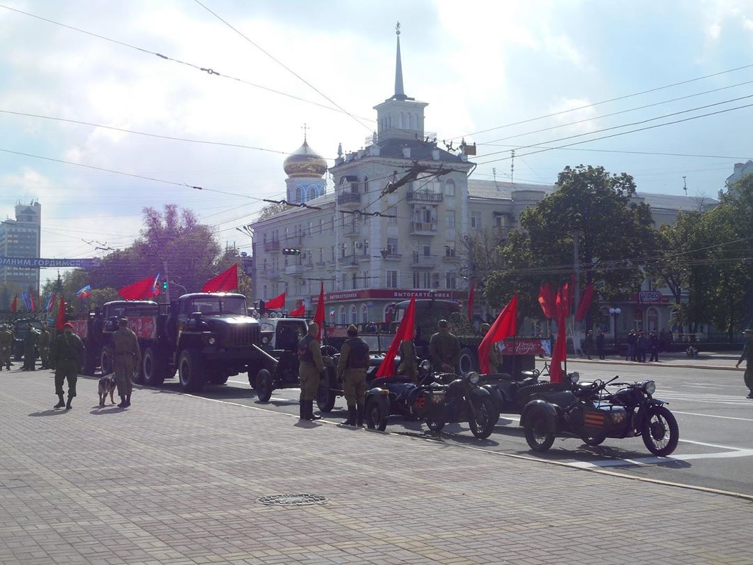 Автопробіг та парад військової техніки: в окупованому Луганську попри обмеження відзначили День перемоги (відео)