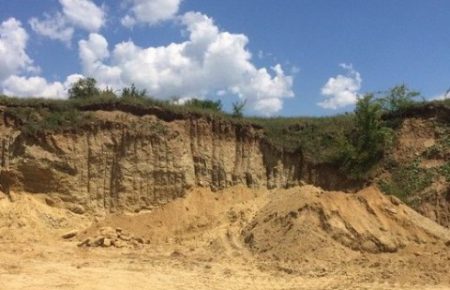 На Харьковщине из-за обвала песка погибла 8-летняя девочка — полиция