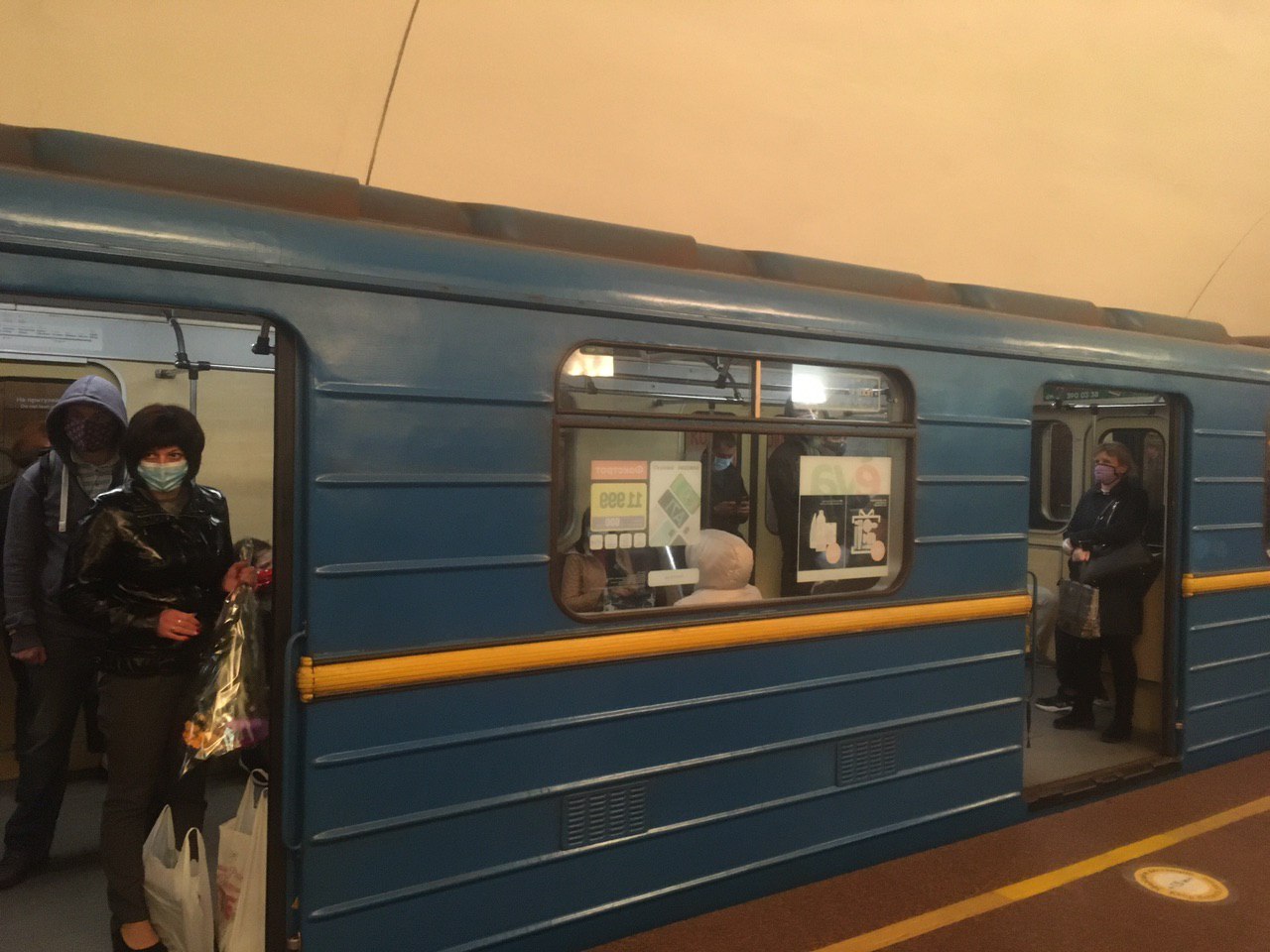 Станції метро «Майдан Незалежності» і «Палац спорту» відкрили — вибухівки не виявили