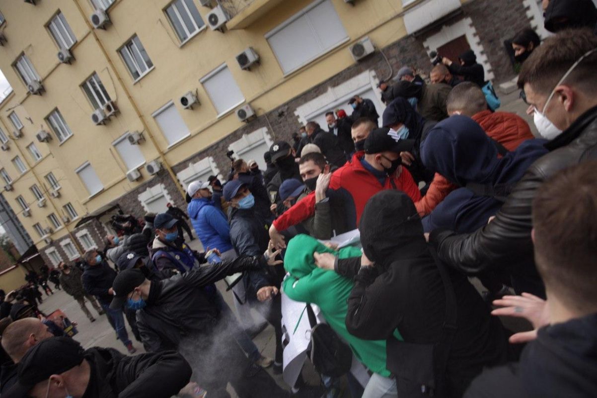 Нацкорпус провів акцію під офісом Медведчука, кількох активістів затримали