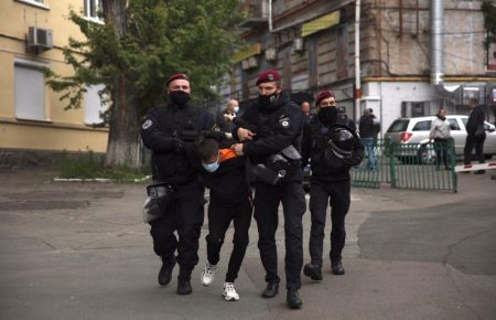 17 людей доставили до управління — поліція про акцію під офісом Медведчука