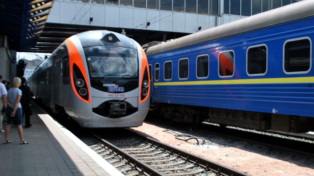 Як і коли почнуть ходити потяги в Україні та в яких країнах компенсують витрати туристам? Останні новини про COVID-19