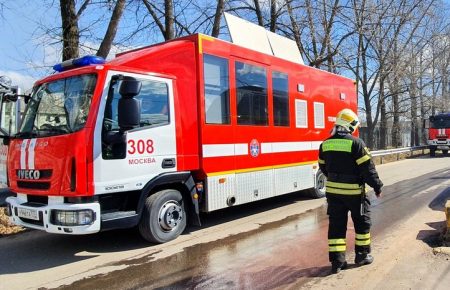 На півночі Москви горить лікарня, пацієнтів евакуюють, є загиблий — росЗМІ (відео)