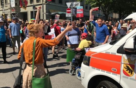 У містах Швейцарії влаштували протести проти карантинних обмежень