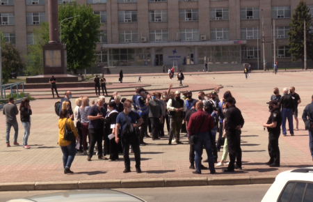 «Два месяца сидим без денег»: на Луганщине митинговали сотрудники рынков