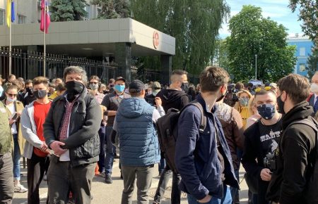Под стенами СБУ активисты требуют закрыть дело против Стерненко
