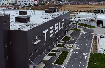 Tesla подала до суду на владу каліфорнійського округу Аламіда з вимогою відкрити завод компанії