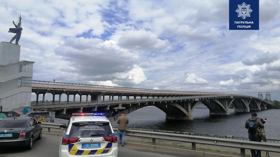 В Киеве мужчина угрожает подорвать мост Метро, на место прибыла полиция — КМДА