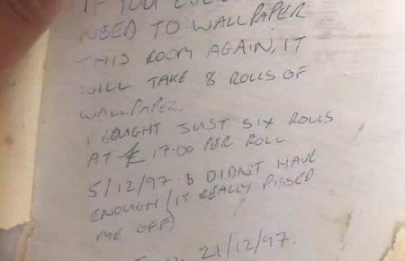 Мешканка Лондона під час ремонту знайшла послання під шпалерами