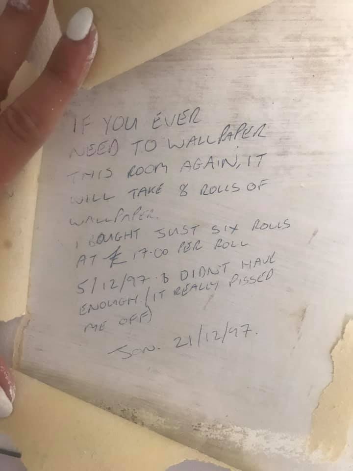Мешканка Лондона під час ремонту знайшла послання під шпалерами