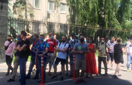Під київським управлінням СБУ відбувається акція проти вручення підозри активісту Стерненку