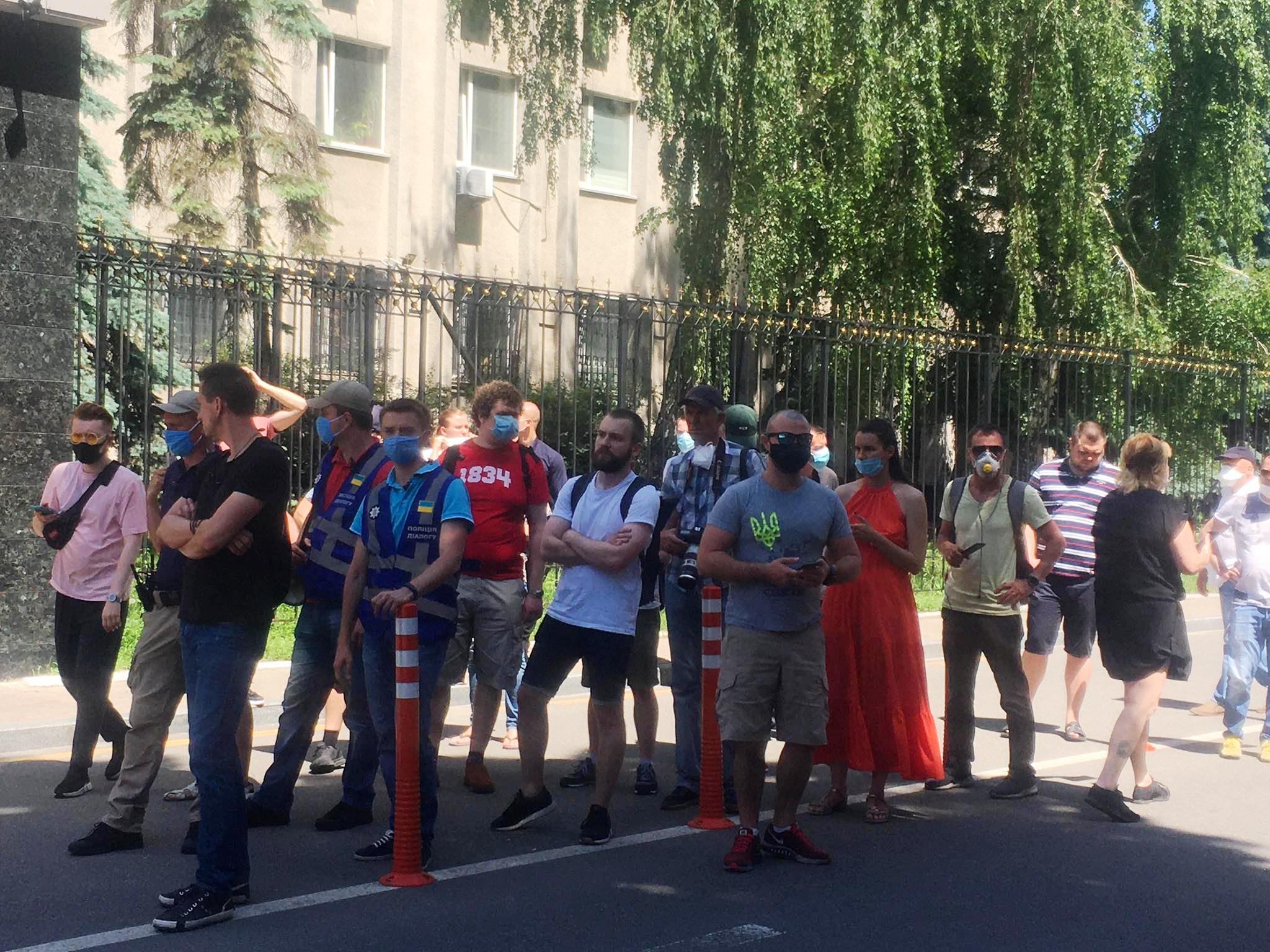 Під київським управлінням СБУ відбувається акція проти вручення підозри активісту Стерненку