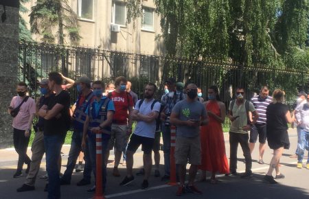 Под киевским управлением СБУ — акция против вручения подозрения активисту Сергею Стерненко