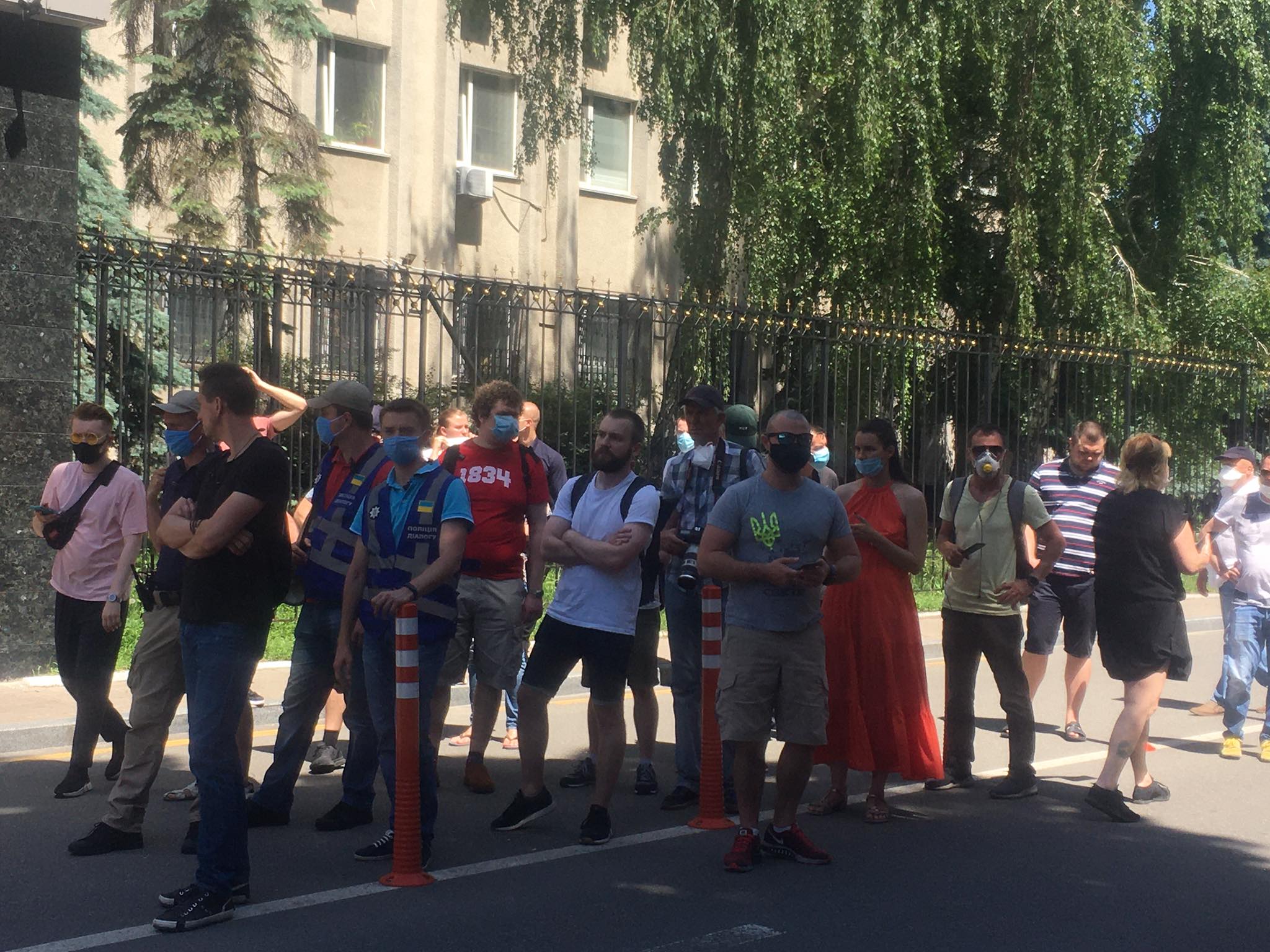 Под киевским управлением СБУ — акция против вручения подозрения активисту Сергею Стерненко
