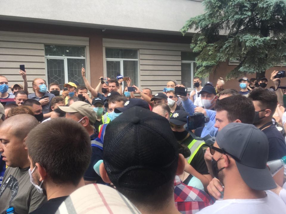 Поліцейських, які били учасника акції під судом по Стерненку, відсторонили