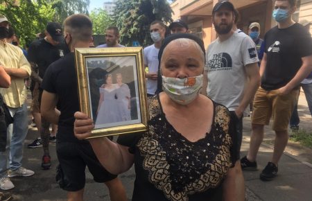 Мати Ноздровської припинила голодування під ОП, до неї ніхто не вийшов 
