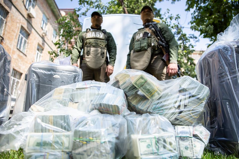 Хабар у 6 млн доларів: ВАКС обирає запобіжний захід заступнику голови податкової Києва