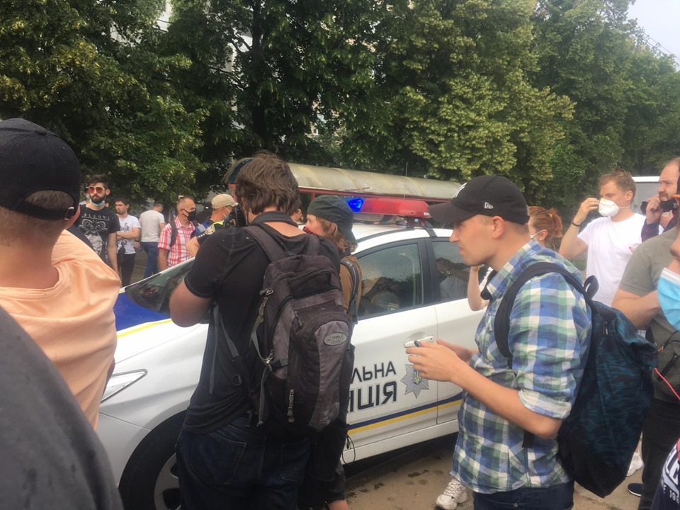 Прихильники Стерненка перекрили вулицю біля суду