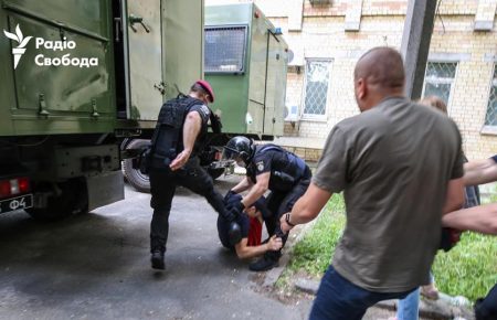 Дело Стерненко: из-за применения силы полицией при задержании людей возле суда назначили служебное расследование