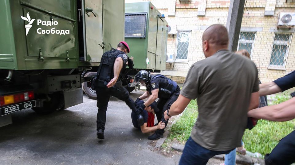 Дело Стерненко: из-за применения силы полицией при задержании людей возле суда назначили служебное расследование