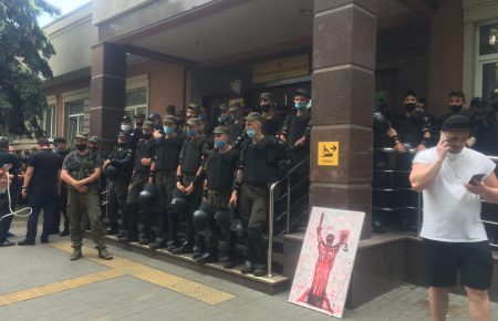 Полиция вывезла в райотдел задержанных участников акции в поддержку Стерненко