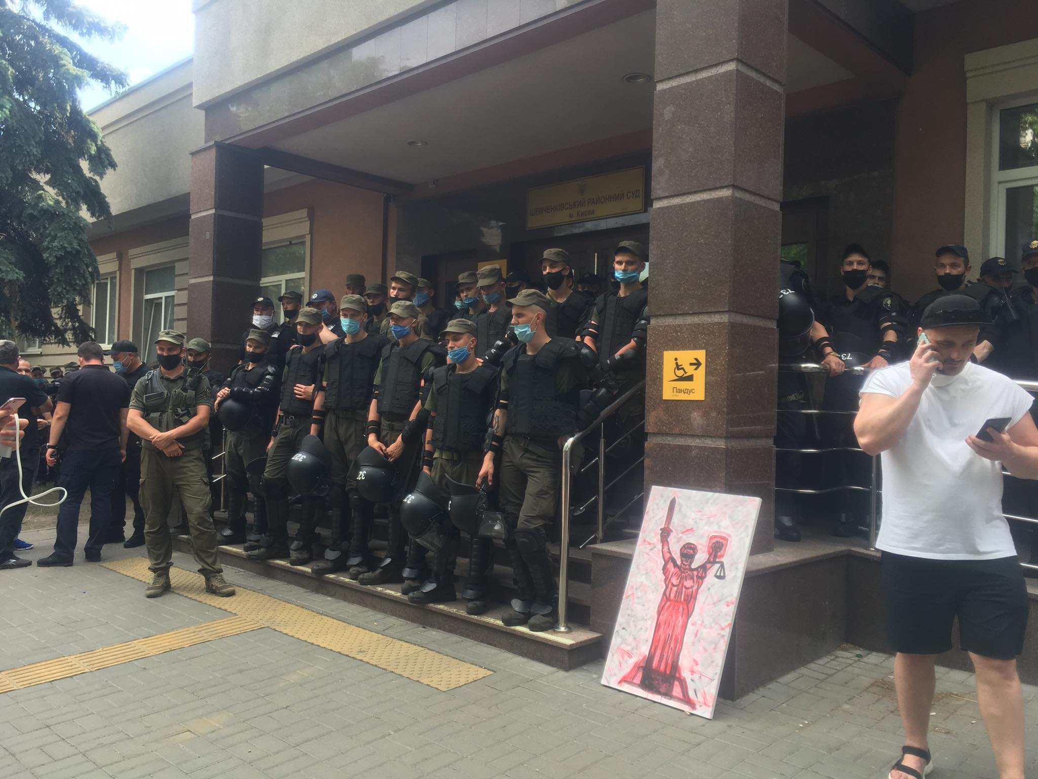 Полиция вывезла в райотдел задержанных участников акции в поддержку Стерненко