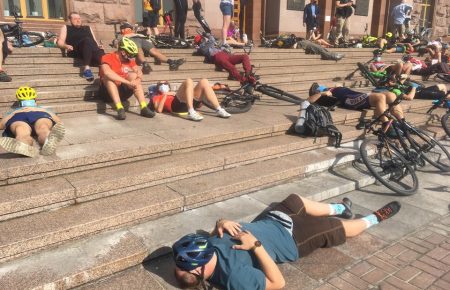 Понад півсотні велосипедистів влаштували «лежачий протест» під будівлею КМДА