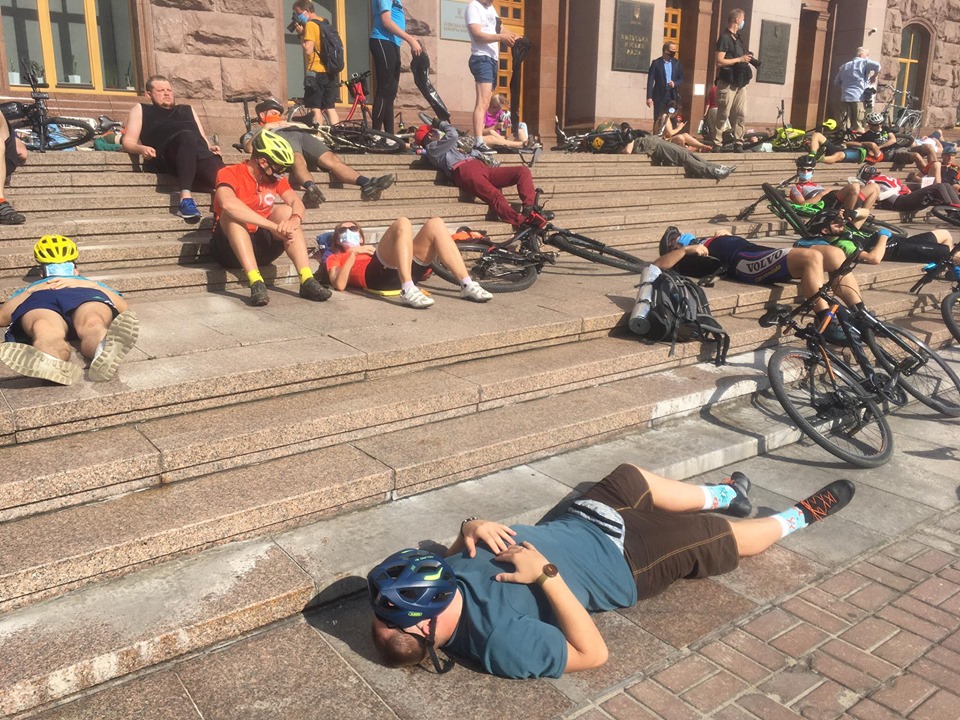 Понад півсотні велосипедистів влаштували «лежачий протест» під будівлею КМДА