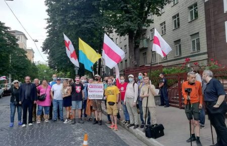 У Києві біля посольства Білорусі відбулася акція на підтримку демократичних виборів у країні
