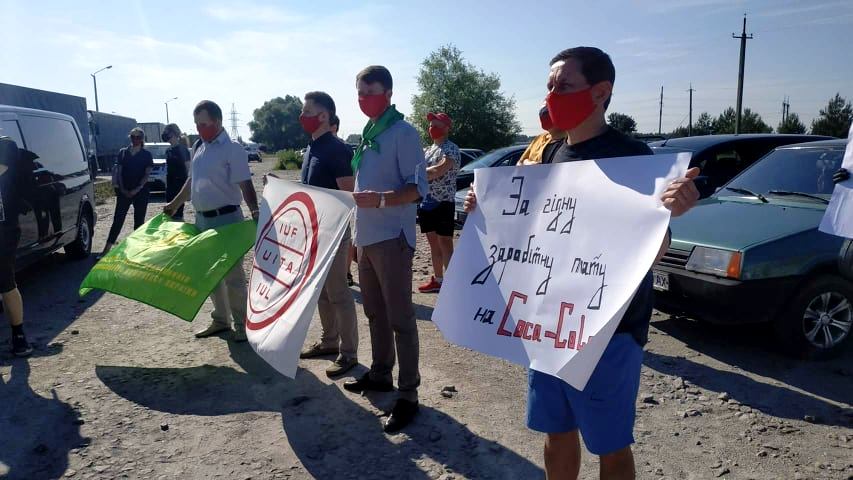 Працівники київського заводу «Coca-Cola» вийшли на акцію протесту з вимогою підвищення зарплати