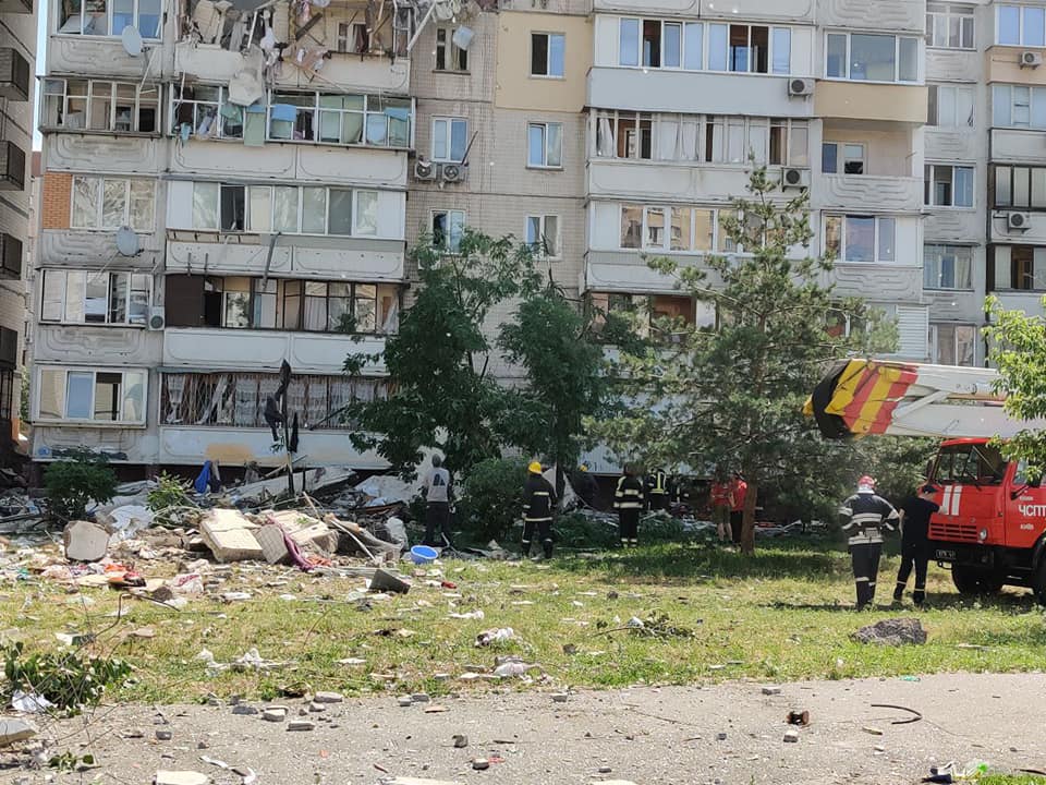 Взрыв в жилом доме в Киеве: спасатели обнаружили погибшего