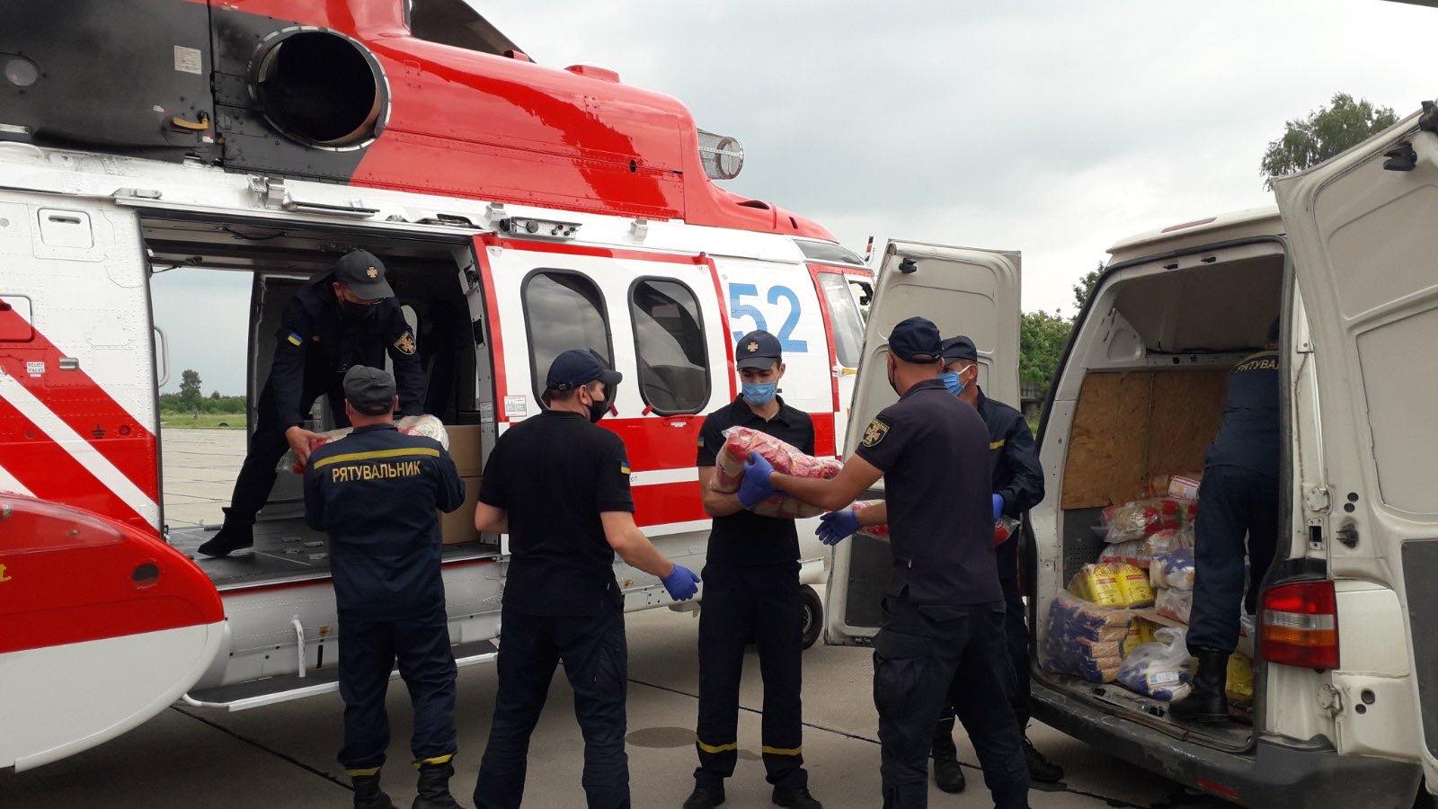 Мешканцям Верховинського району на Франківщині доставляють продукти гелікоптером