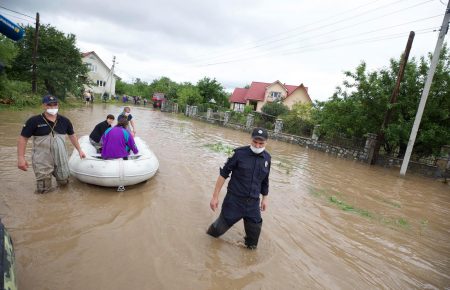 На Прикарпатті через затоплення евакуювали людей з лікарні, серед них — 9 пацієнтів з COVID-19