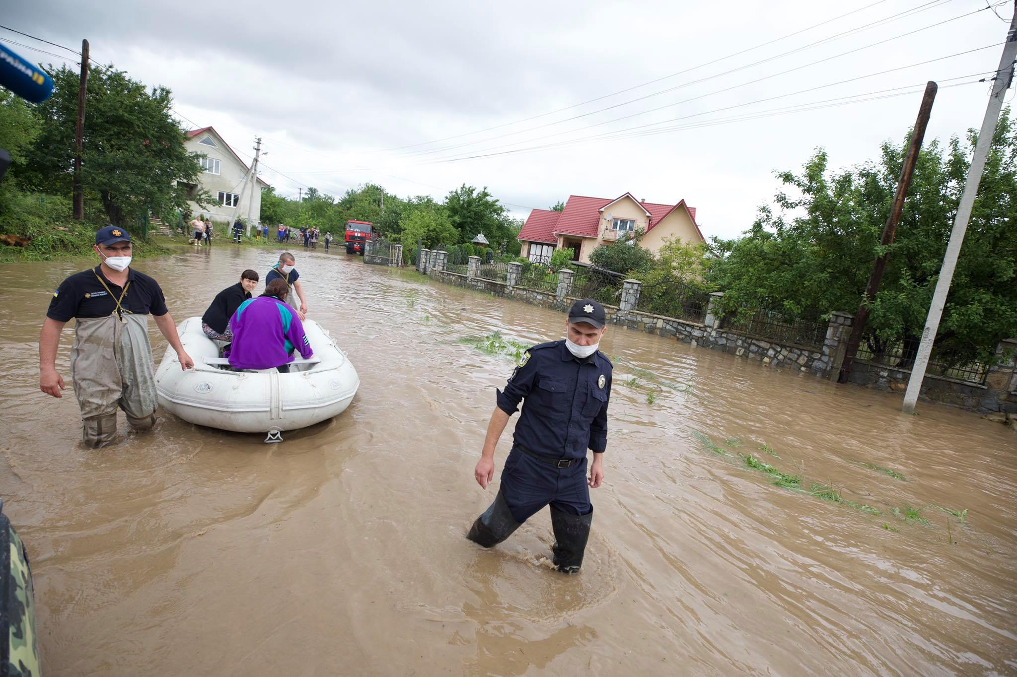 На Прикарпатті через затоплення евакуювали людей з лікарні, серед них — 9 пацієнтів з COVID-19