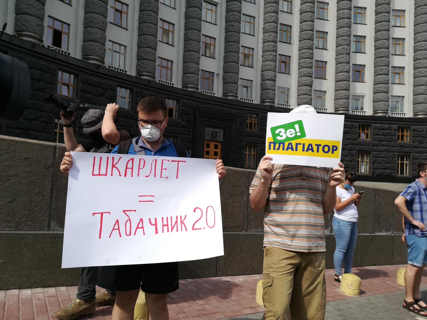 Під Кабміном відбувається акція за відставку в. о. міністра освіти Сергія Шкарлета