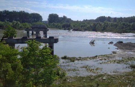В Черновцах наводнение разрушило мост между селами