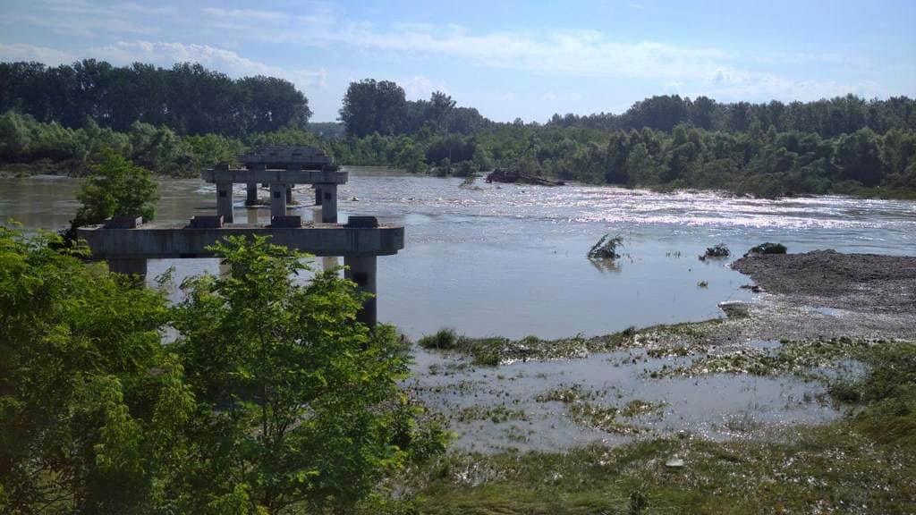 В Черновцах наводнение разрушило мост между селами