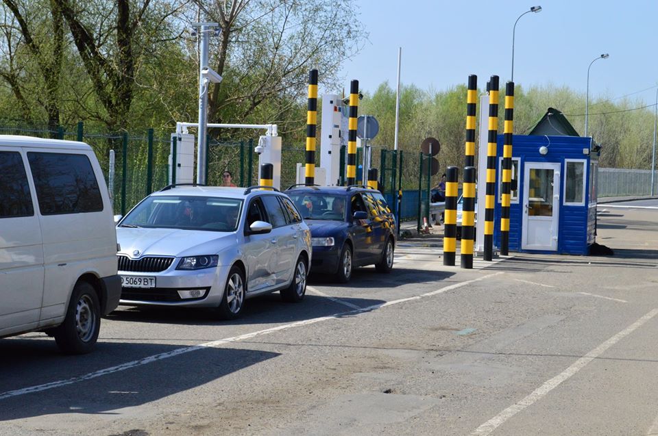Усі пункти пропуску на кордоні з Угорщиною відновили роботу