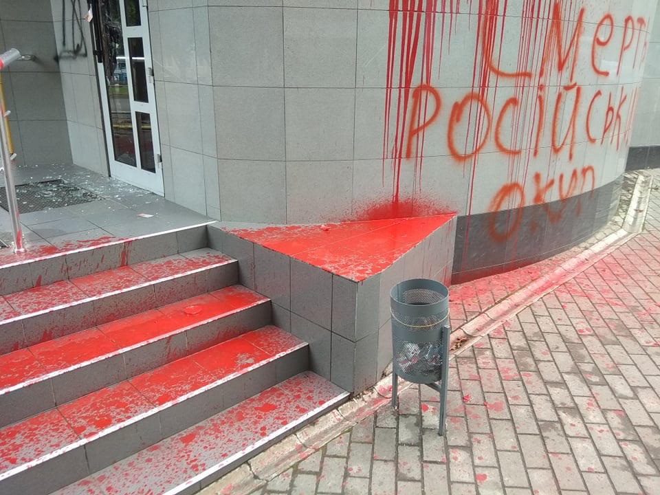 У Краматорську облили червоною фарбою офіс «ОПЗЖ» (фото)