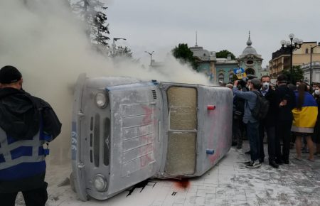 «Авакова в отставку!»: под Радой перевернули машину и жгут файеры (фото, видео)