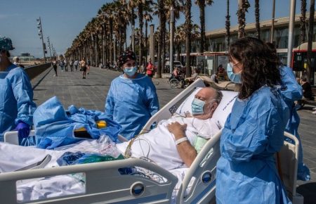 В Іспанії пацієнтів з коронавірусом вивозять на прогулянку на пляж