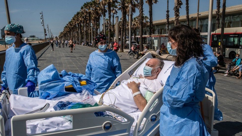 В Іспанії пацієнтів з коронавірусом вивозять на прогулянку на пляж