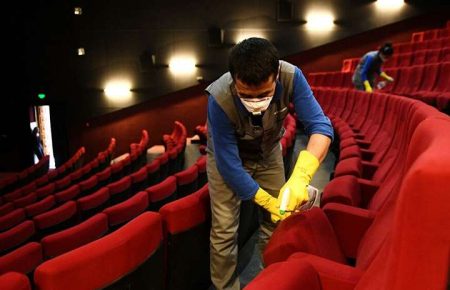 Масковий режим, купівля квитків онлайн та дистанція у залі: як працюватимуть кінотеатри