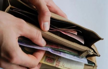Зеленський доручив уряду підвищити рівень мінімальної зарплати