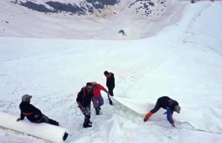 В Італії активісти накривають брезентом льодовик Презена, аби вберегти його від швидкого танення