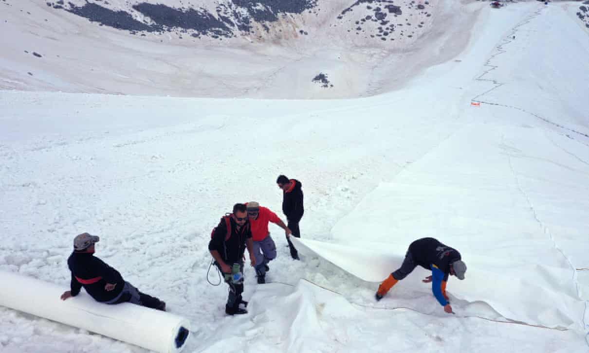 В Італії активісти накривають брезентом льодовик Презена, аби вберегти його від швидкого танення