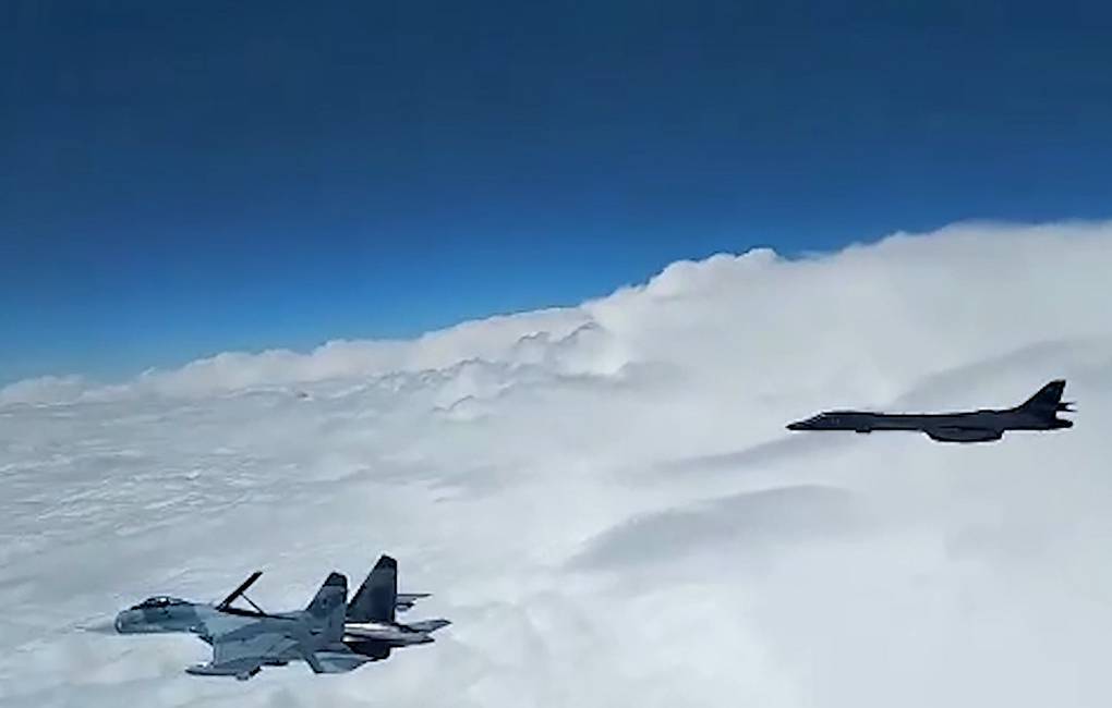 В России истребители Су-27 поднимали для перехвата самолетов США над Черным морем