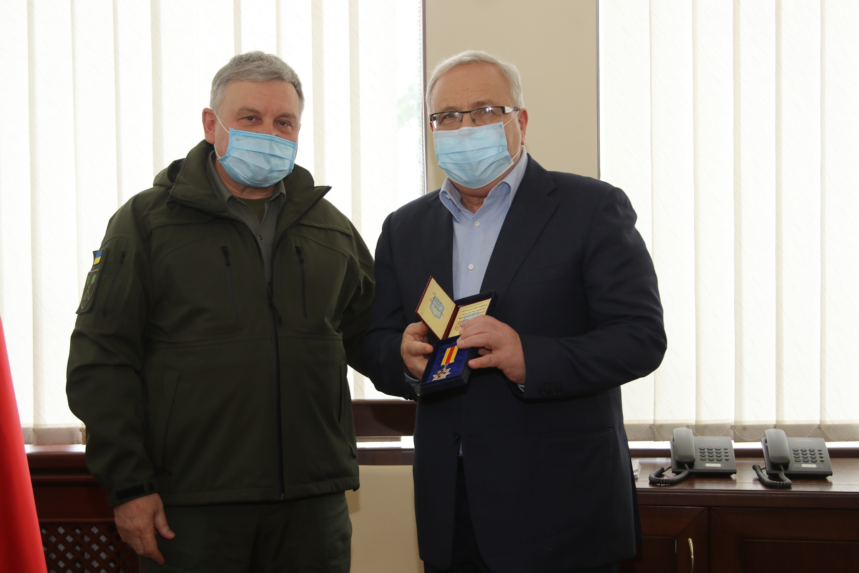 Міністр оборони нагородив Юрія Вілкула медаллю за допомогу ЗСУ