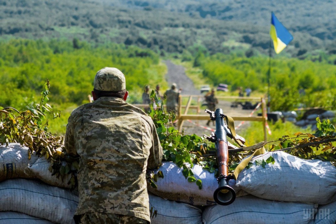 За добу троє українських бійців зазнали поранень на Донбасі